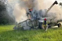 Kombajn zapalił się na polu, ale rolnik zdołał nim odjechać w bezpieczne miejsce.