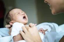 Tak małe dziecko jest chronione przed krztuścem tylko dzięki zaszczepionej w czasie ciąży matce i zaszczepionemu, niechorującemu otoczeniu