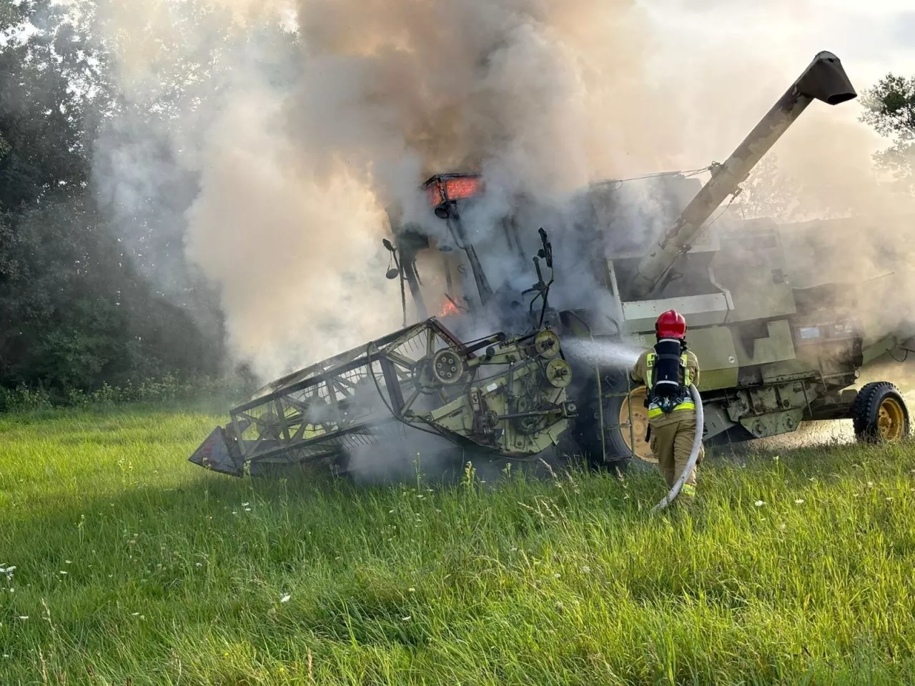 Kombajn zapalił się na polu, ale rolnik zdołał nim odjechać w bezpieczne miejsce.