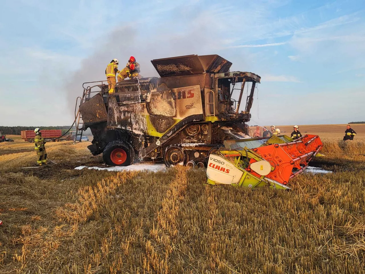 Pożar objął kombajn marki Claas.