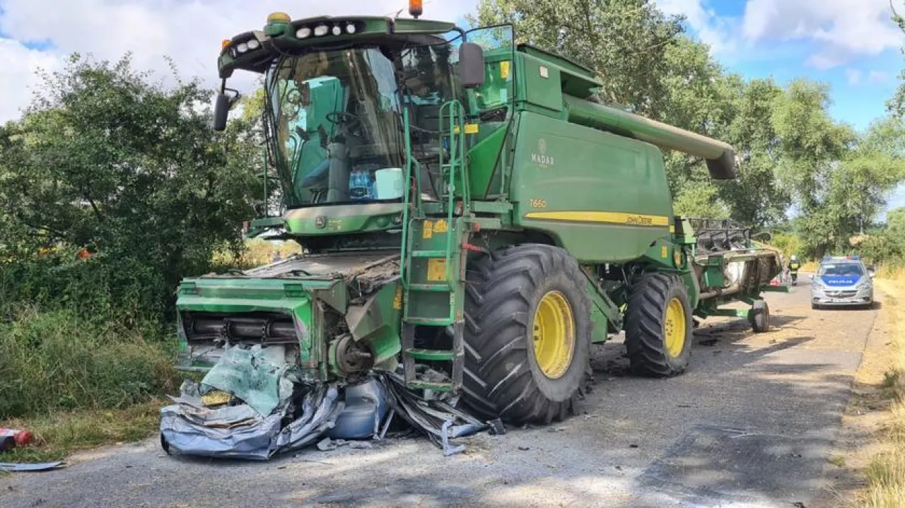 Auto z impetem wbiło się pod kombajn