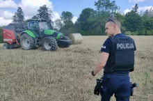 Policjanci odwiedzali rolników w trakcie prac żniwnych.