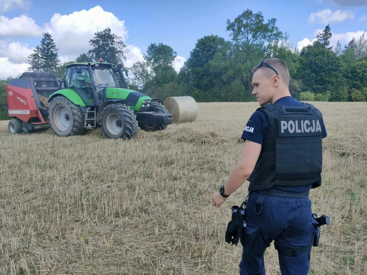 Policjanci odwiedzali rolników w trakcie prac żniwnych.