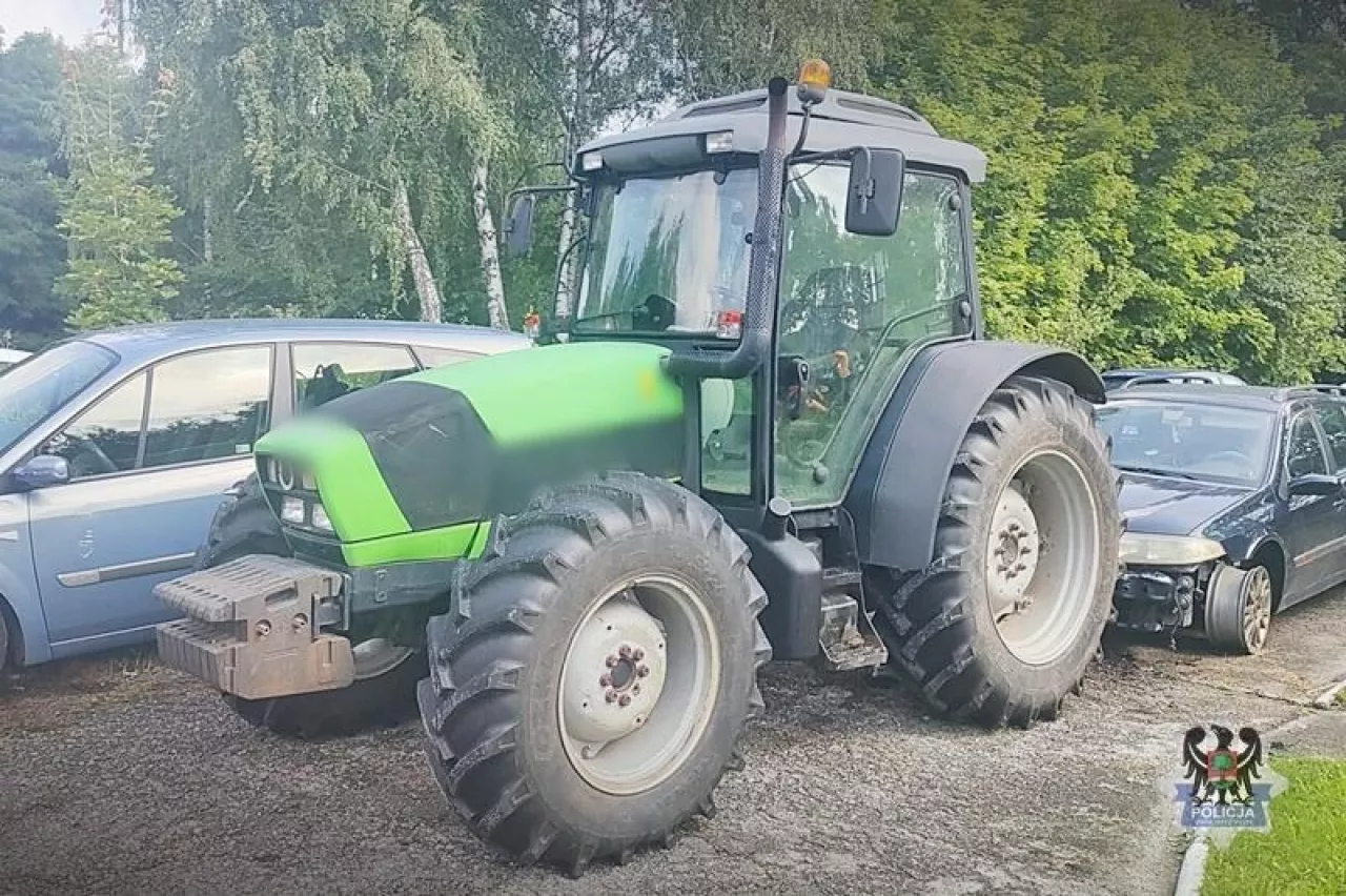 Traktor został odholowany na policyjny parking.