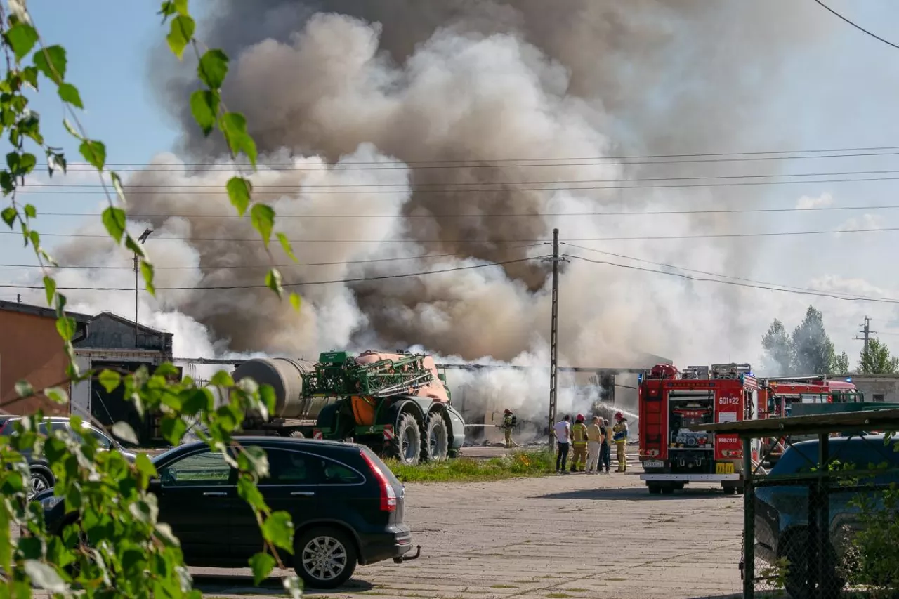 Ogromny pożar w Kombinacie Rolnym Manieczki! W ogniu budynki i ciągniki [FOTO]