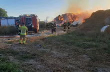 W pożarze spłonęło około 1500 bel siana.