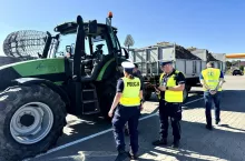 Policjanci zatrzymywali ciągniki rolnicze i maszyny rolnicze.