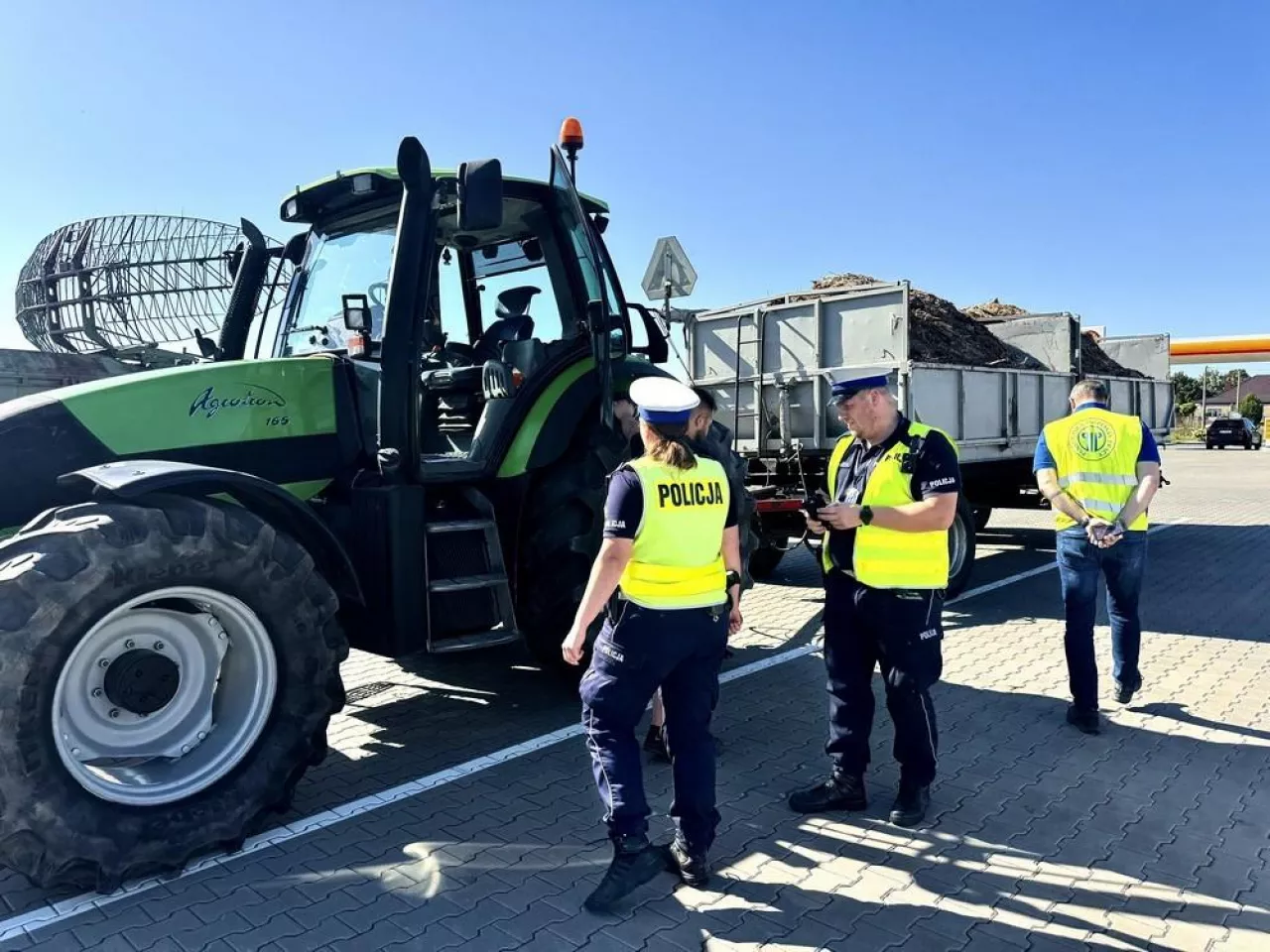 Policjanci zatrzymywali ciągniki rolnicze i maszyny rolnicze.