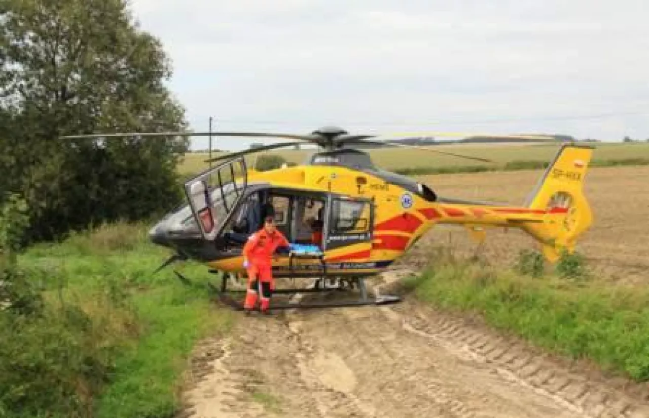 Traktorzysta z obrażeniami ciała helikopterem LPR został zabrany do szpitala.