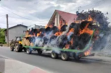 Baloty paliły się, a traktorzysta jechał dalej.