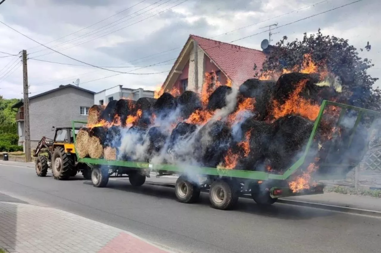 Baloty paliły się, a traktorzysta jechał dalej.