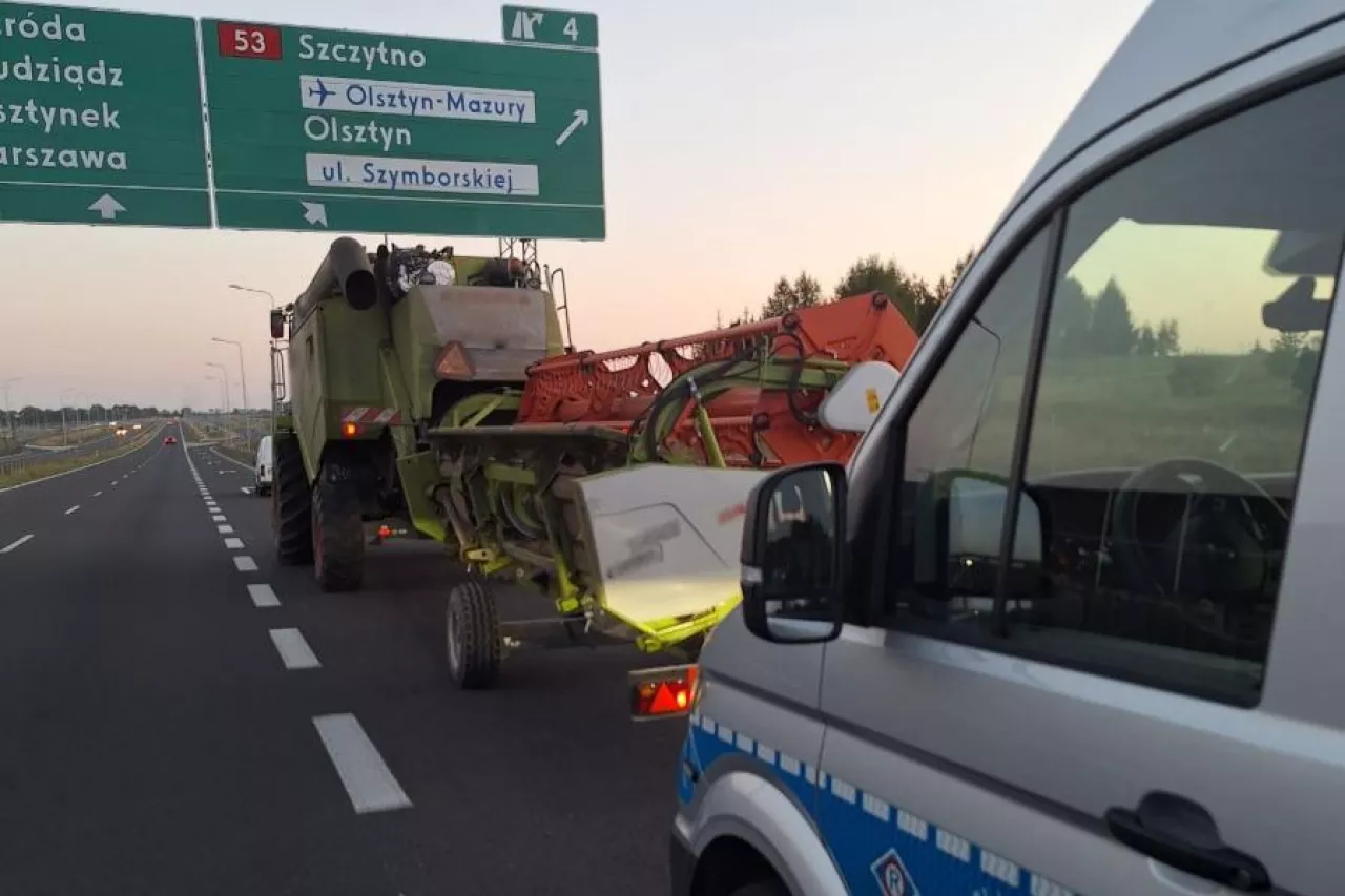 Kombajn na drodze szybkiego ruchu to jednak nie jest widok częsty.