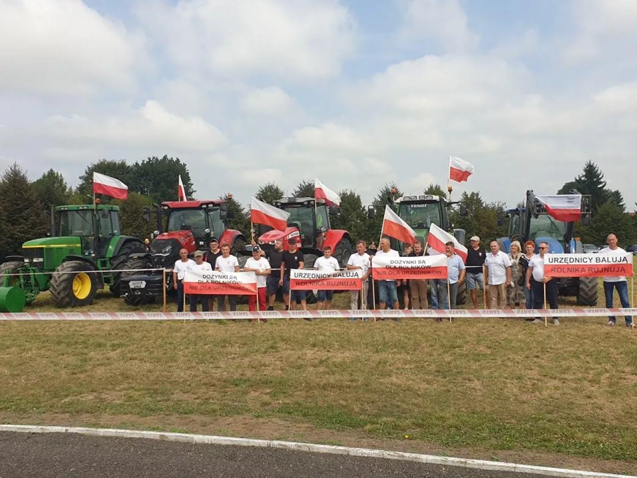 Protest rolników na dożynkach. „Urzędnicy balują, rolnika rujnują”