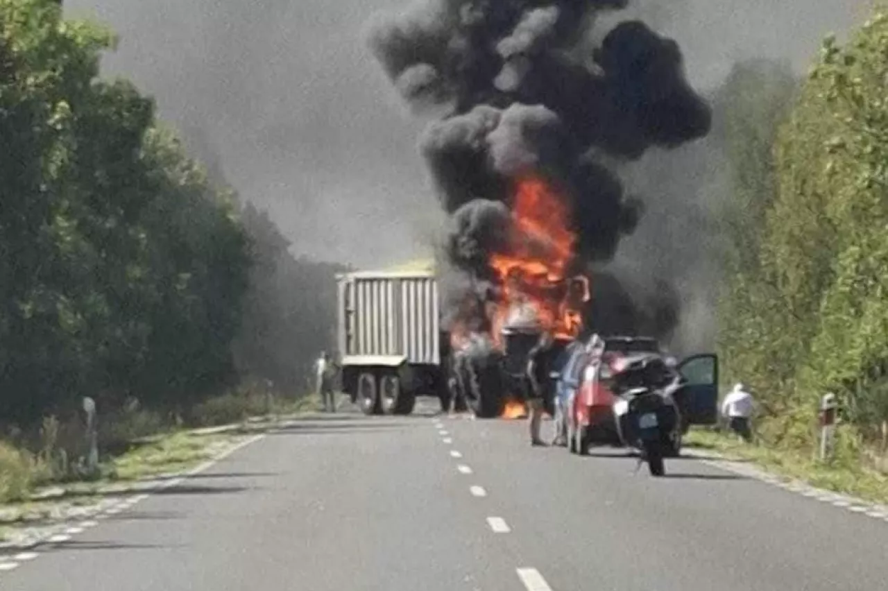 Ciągnik po zderzeniu z autem stanął w płomieniach.