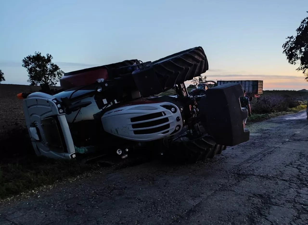 21-letni traktorzysta został pouczony.