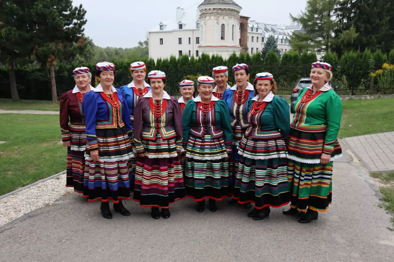 Panie z KGW, które na co dzień śpiewają w zespole „Dąbrowiczanki”