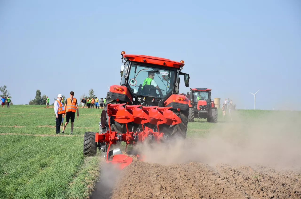 Rolnik spod Brodnicy Mistrzem orki na ekstremalnie suchej glebie [FOTO]