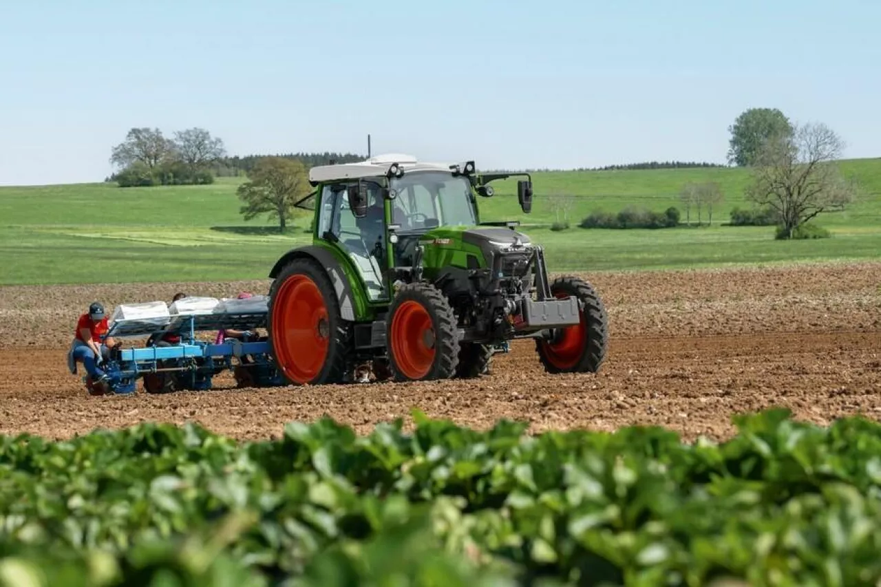 Nowy Fendt e100 Vario - kompaktowy i elektryczny ciągnik o mocy 90 KM [FOTO]