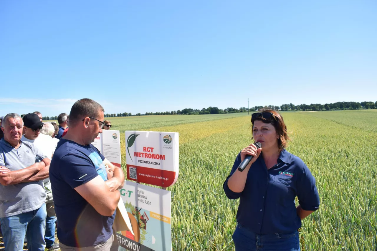 Monika Jasek, doradca terenowy z RAGT Nasiona podczas czerwcowego Dnia Pola Top Farmera