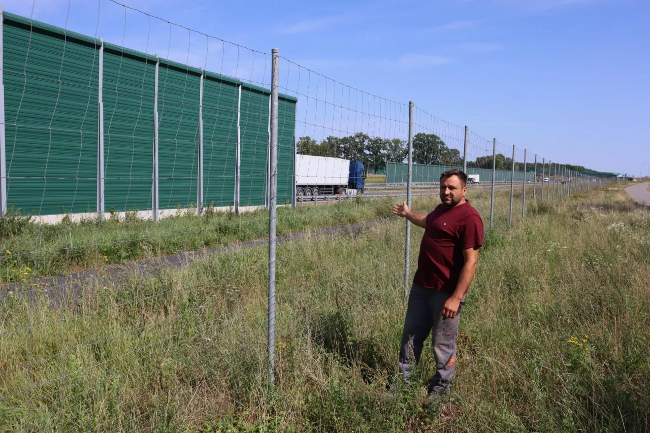 Zza ekranu wyjeżdża TIR, hałas się wzmaga. – Ekrany są za niskie – mówi Sebastian Wróbel