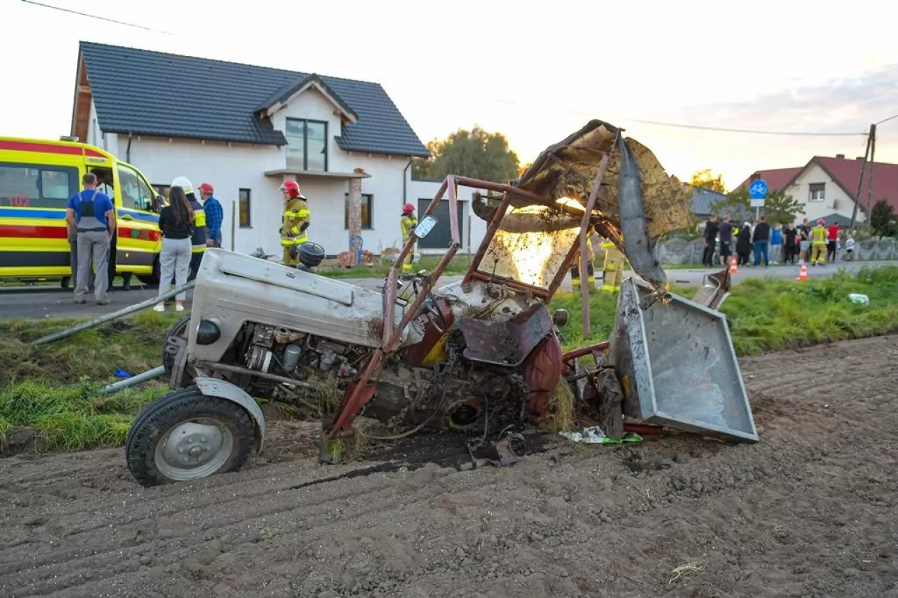 Traktor po zderzeniu z BMW rozpadł się na części. Kierujący nim mężczyzna z obrażeniami ciała trafił do szpitala.