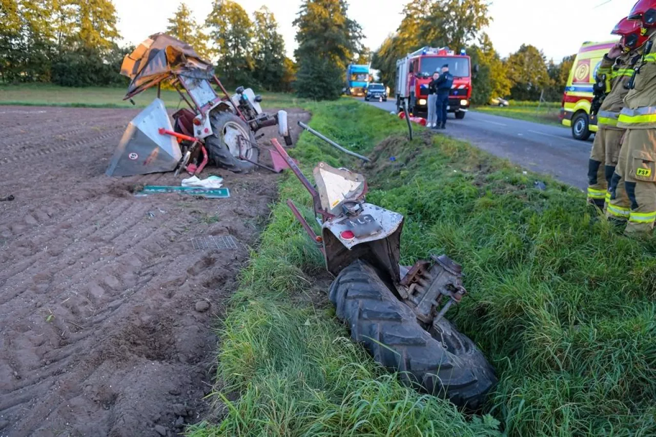 Koszmarny wypadek pod Jarocinem. Ciągnik zdemolowany po zderzeniu z BMW