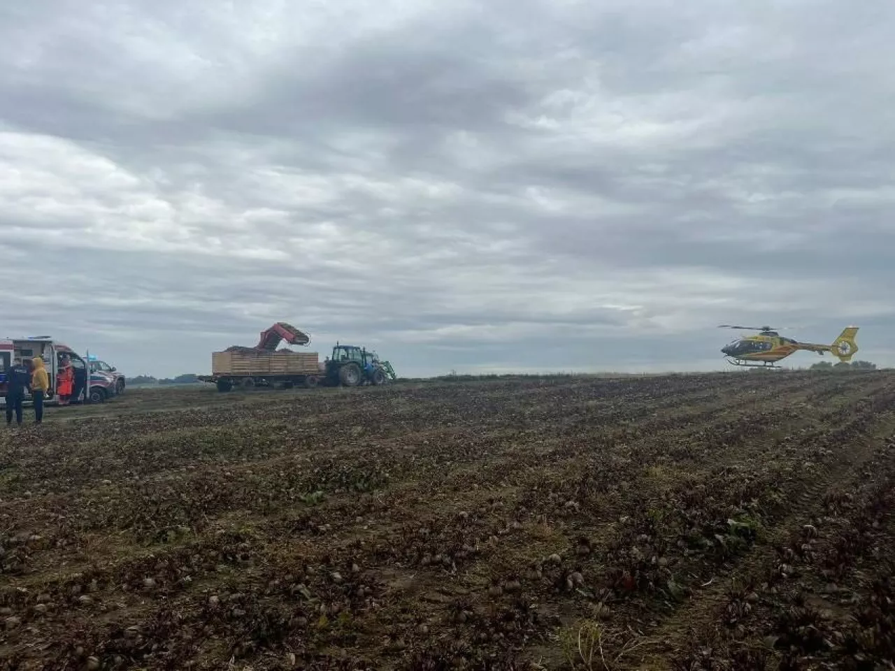 Poszkodowanego do szpitala zabrał helikopter LPR.