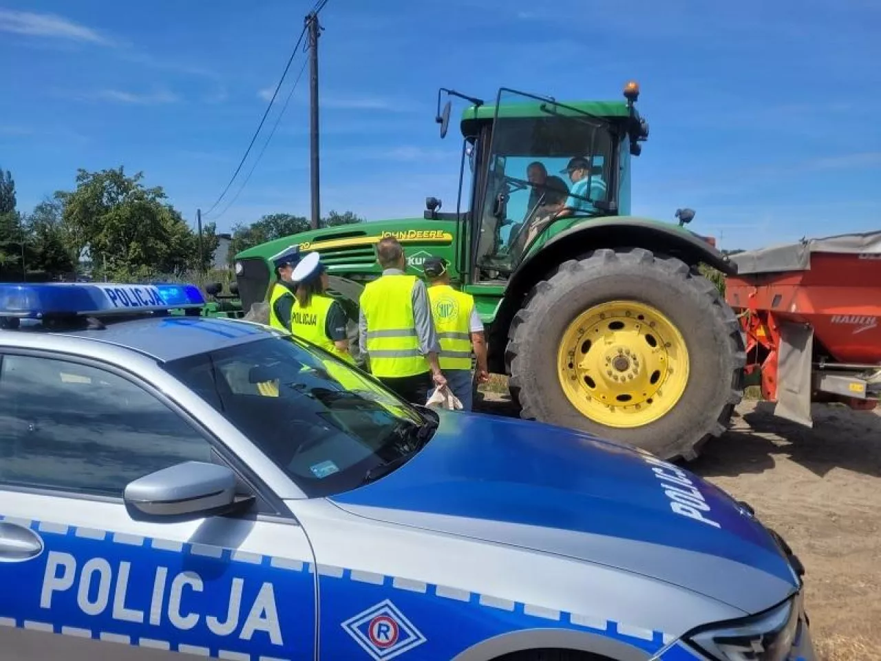 Policja kontroluje kierowcę ciągnika.