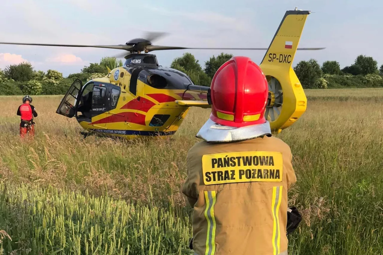 Śmigłowiec ratowniczych zabrał poszkodowanego do szpitala.