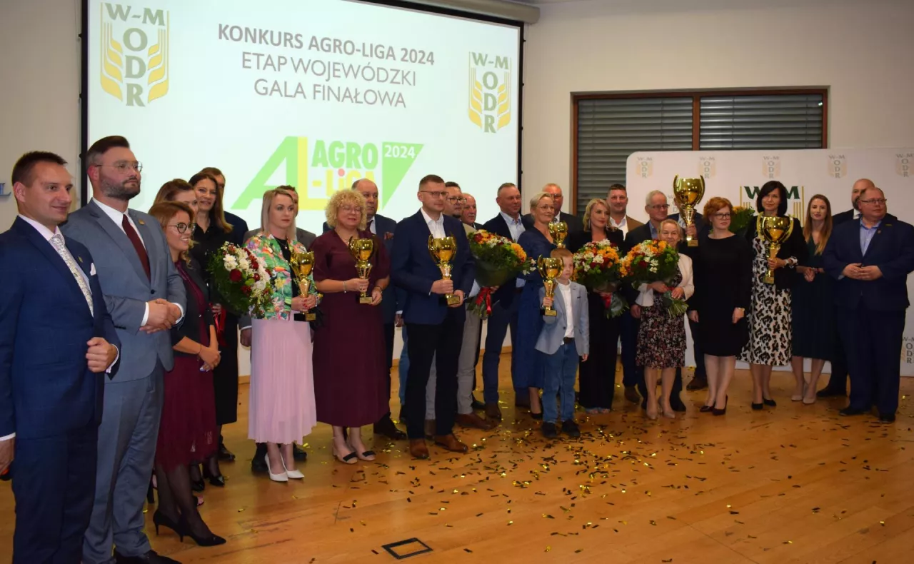 Pamiątkowe zdjęcie wszystkich 10 laureatów w kategoriach Rolnik i Firma z dyrekcją i doradcami WMODR w Olsztynie