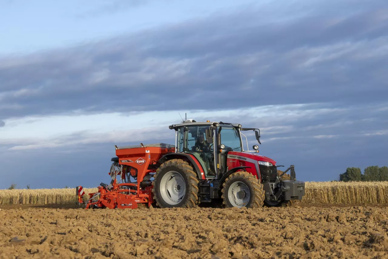 Nowe ciągniki od Massey Ferguson. 6 modeli MF 5M o mocy od 95 do 145 KM [FOTO]