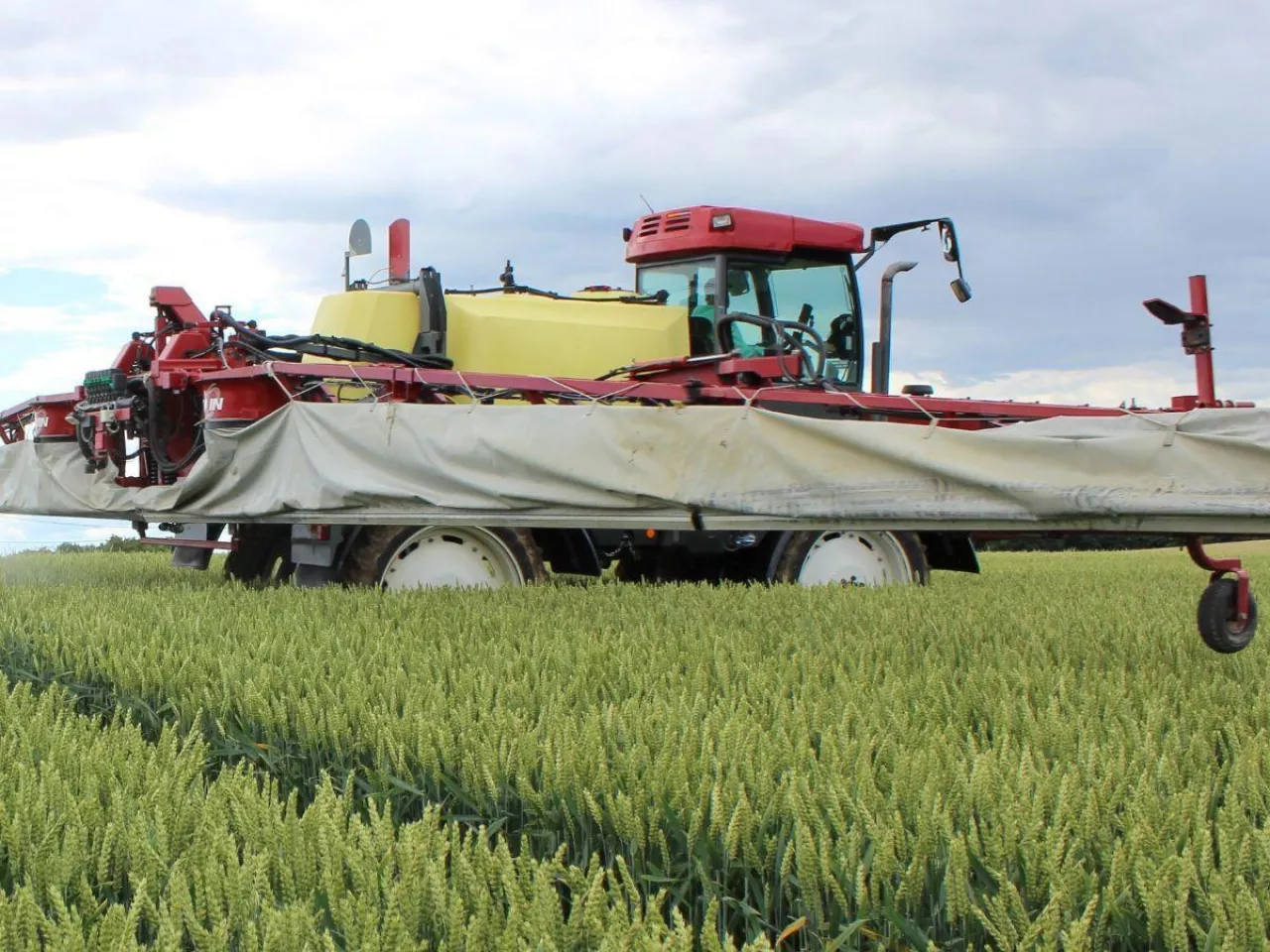 Nowoczesne wielofunkcyjne adiuwanty zapobiegają tzw. dryftowi, tj. poziomemu i pionowemu znoszeniu cieczy roboczej. Oczywiście w wietrznych warunkach zapobiega temu dobór odpowiednich dysz oraz użycie opryskiwaczy z PSM (Pomocniczym Strumieniem Powietrza). Na zdjęciu taki właśnie opryslkiwacz realizujący fungicydową ochronę kłosa. Ale dryft występuje również w warunkach bezwietrznych, a takie specjalistyczne opryskiwacze mają nieliczne i tylko duże gospodarstwa. Adiuwanty z działaniem antydryftowym podniosą bezpieczeństwo wykonywania zabiegów herbicydowych np. w zbożach, dla sąsiadujących plantacji buraka