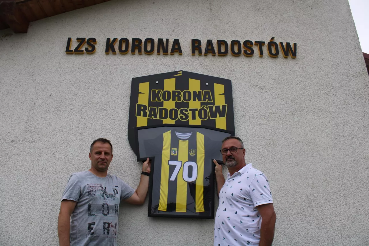 Prezes LZS Korona Radostów Krzysztof Rosa (w okularach) i trener Grzegorz Michoński są dumni z historii klubu i pewni jego przyszłości