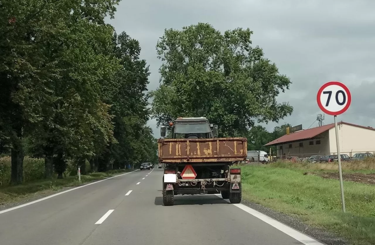 Rolnik szybciej pojedzie ciągnikiem po drodze. O ile wzrośnie maksymalna prędkość?