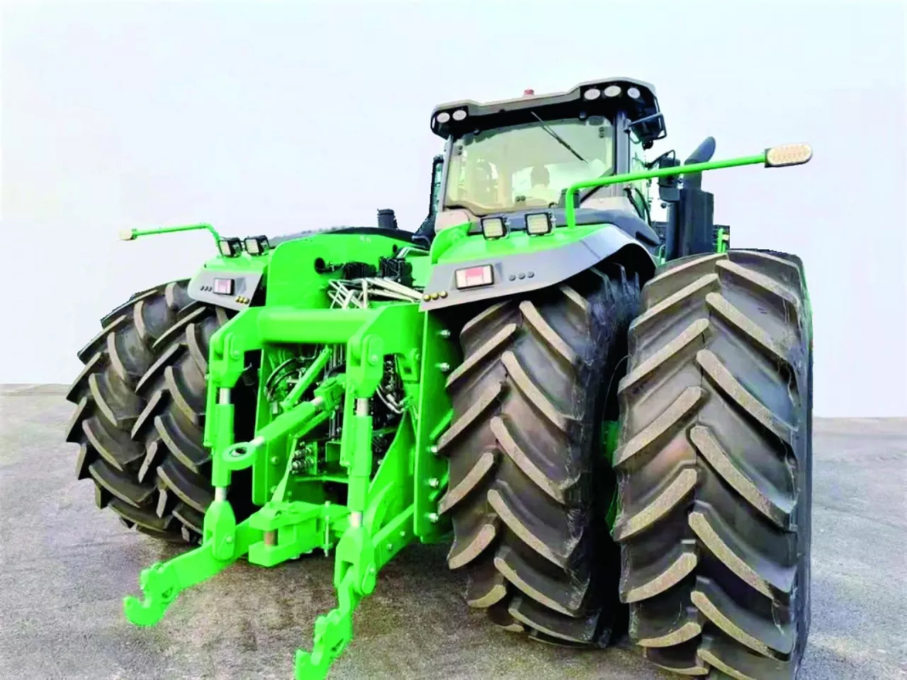 Traktor porusza się na ośmiu kołach o rozmiarze 650/85R38