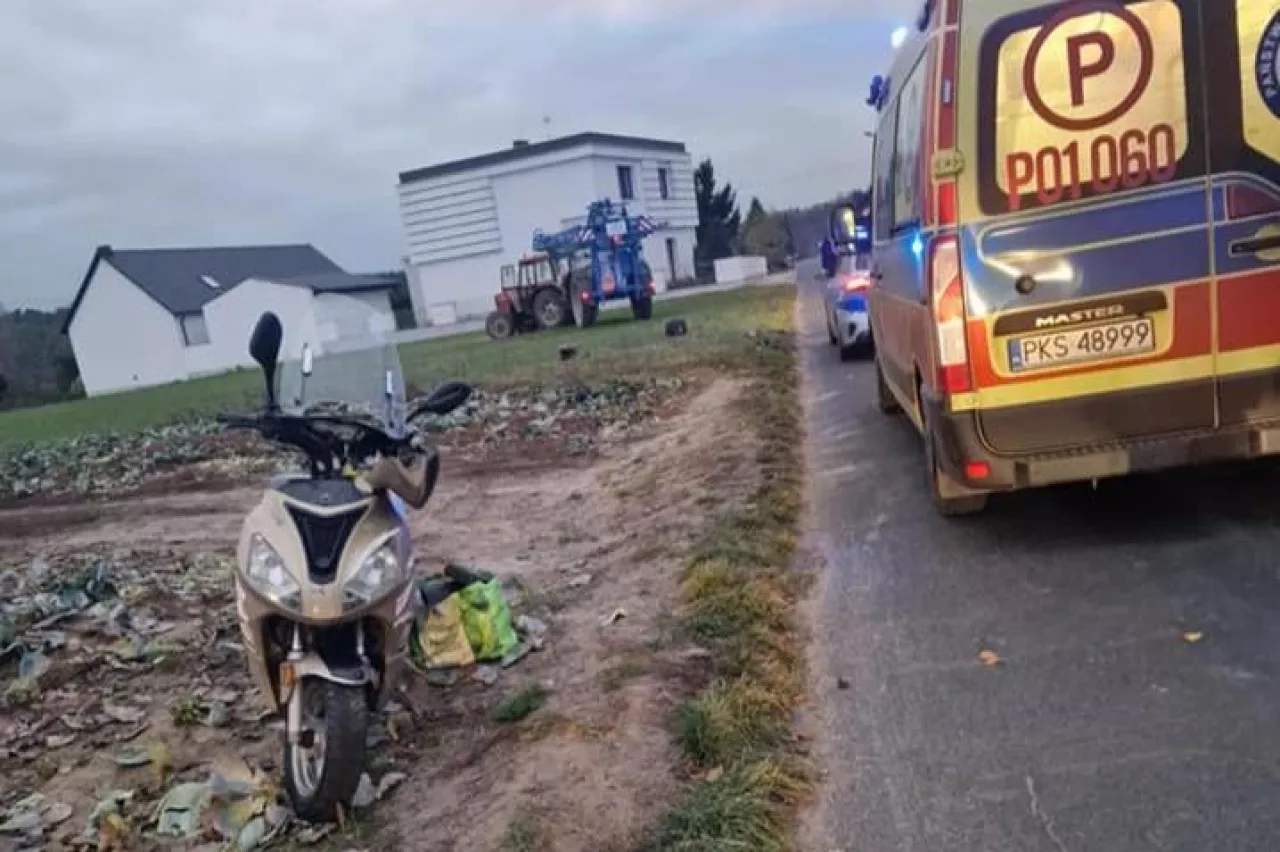 Jedna z belek opryskiwacza, podczas zawracania na polu, wyszła poza obręb pola i uderzyła w jadącego motorowerzystę.