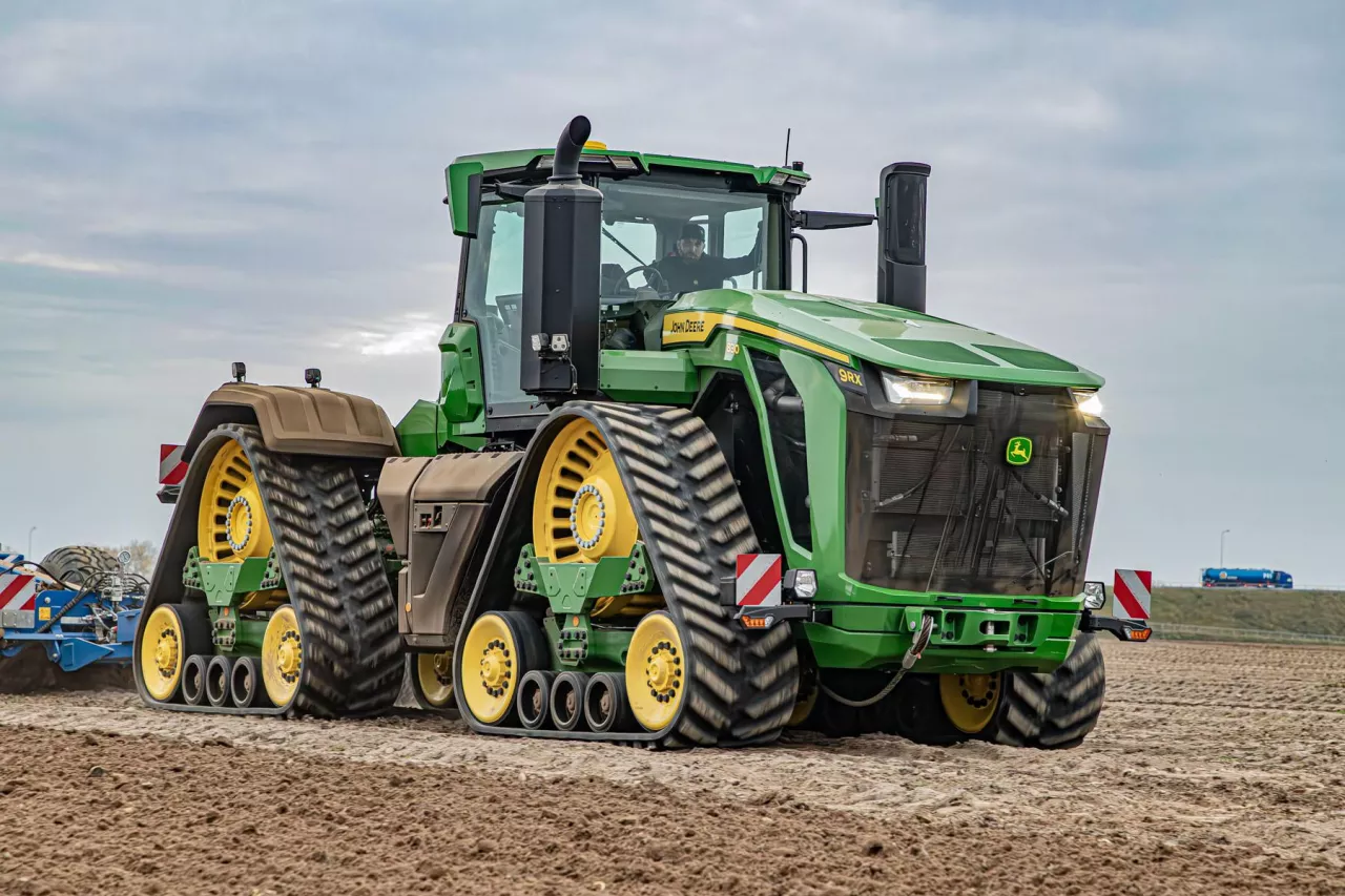 John Deere 9RX 830 - najmocniejszy seryjny ciągnik rolniczy na świecie.