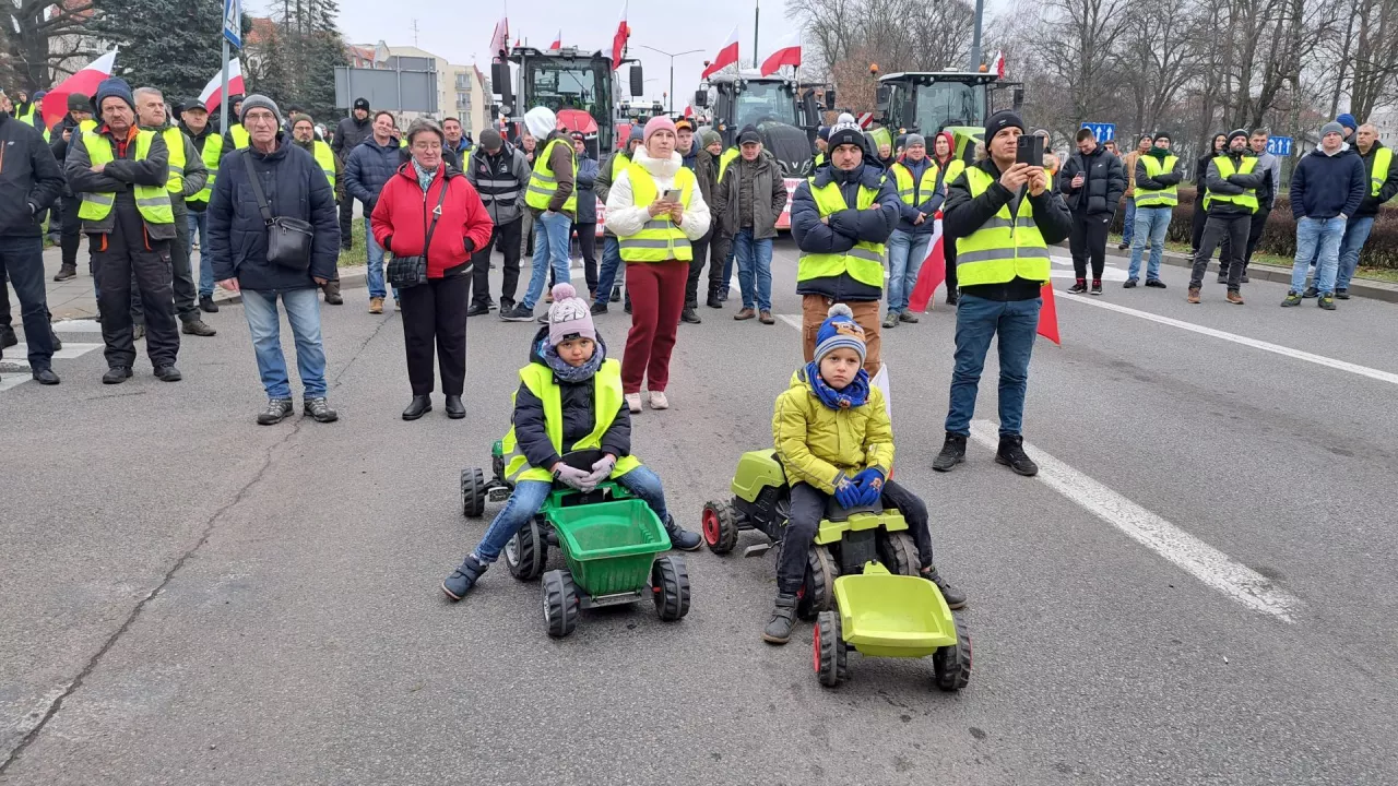 Na zdjęciu Piotruś i Wiktoria. Mieszkańcy powiatu ostródzkiego. Profesjonalnie przygotowani i wyposażeni do akcji protestacyjnej