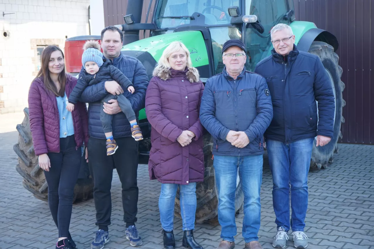 Na zdjęciu (od lewej): Andżelika i Marcin Molendowie z synkiem Antosiem, Dorota i Krzysztof Molendowie oraz Paweł Giza – kierownik działu skupu rejonu Lipsko GK Polmlek.