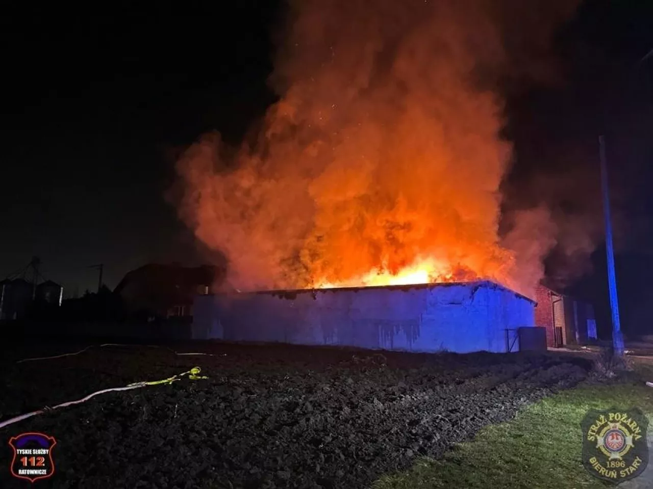 Wewnątrz znajdował się m.in. sprzęt rolniczy i płody rolne.