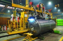 Spawanie jednego zbiornika beczkowozu trwa od 35 do 45 minut. Wykonuje je robot, który posiada cztery półautomatyczne stanowiska