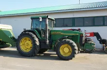 Pierwszymi traktorami sprzedawanymi przez John Deere-Rolimpex Maszyny Rolnicze były amerykańskie modele serii 8000