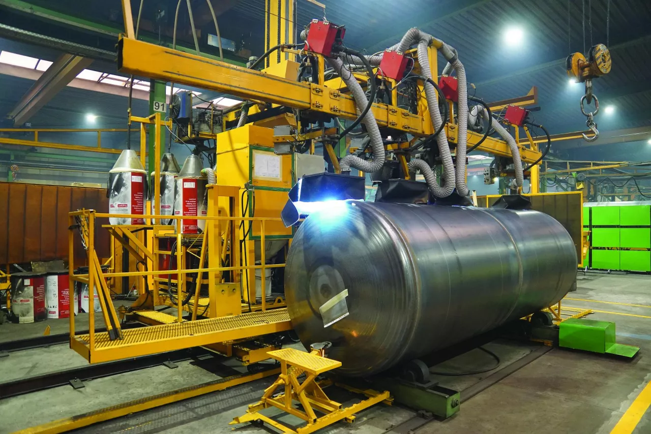 Spawanie jednego zbiornika beczkowozu trwa od 35 do 45 minut. Wykonuje je robot, który posiada cztery półautomatyczne stanowiska