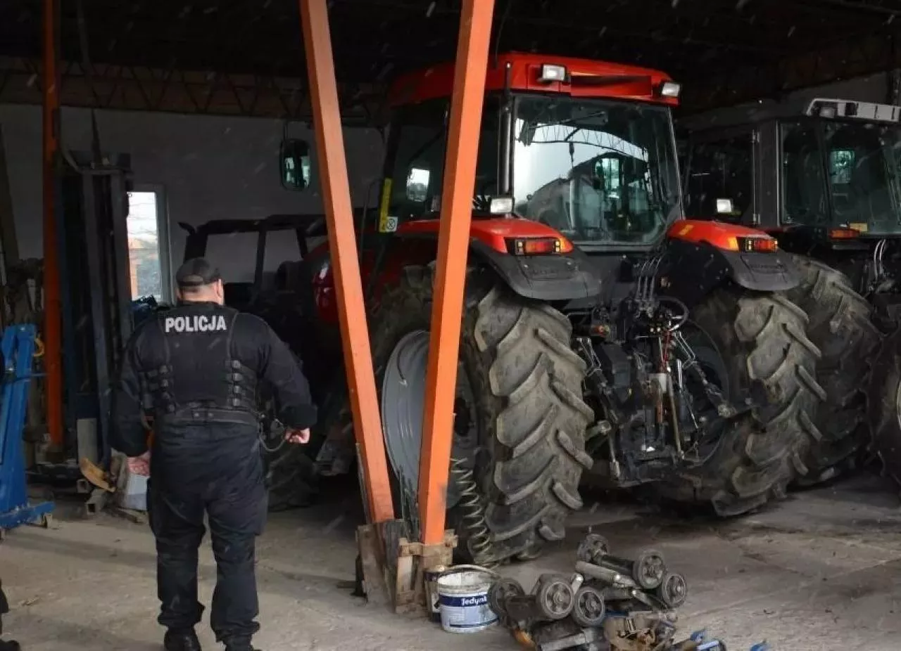 Sprzedaż traktorów odbywała się na posesji jednego ze skazanych.