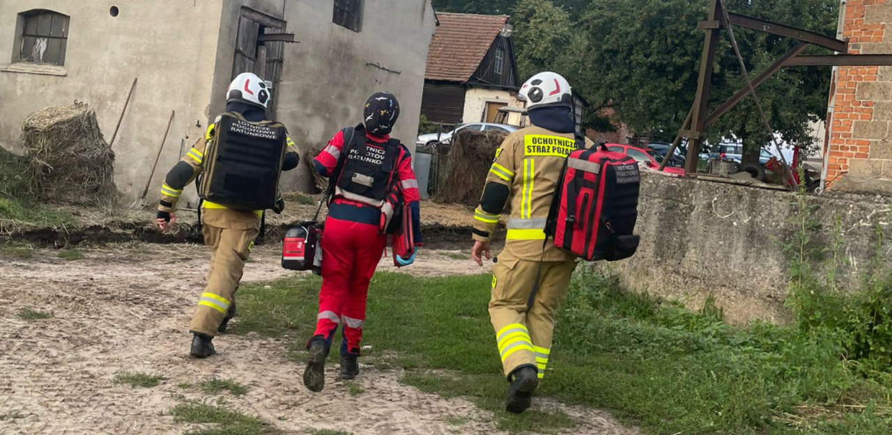 Do poszkodowanego rolnika wezwano załogę Lotniczego Pogotowia Ratunkowego.