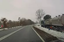 Gdyby nie czujność kierowcy skody, ciężarówka z mlekiem by zmiażdżyła pojazd.