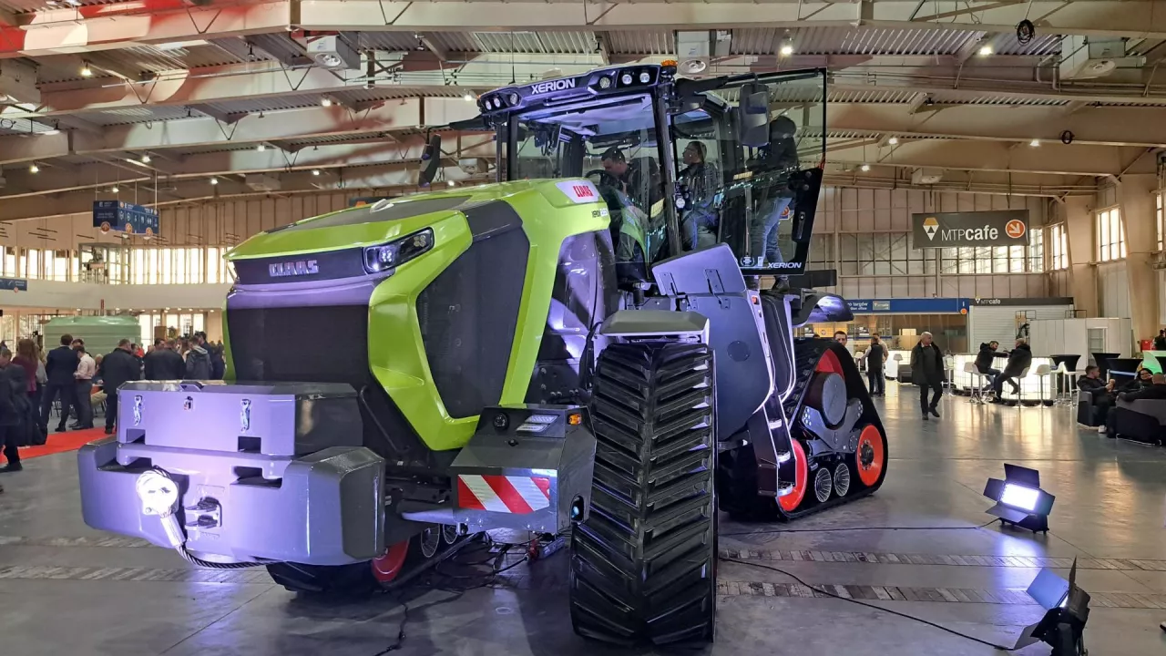 Claas XERION 12.650. Oczywiście ciągnik może poruszać się również autonomicznie