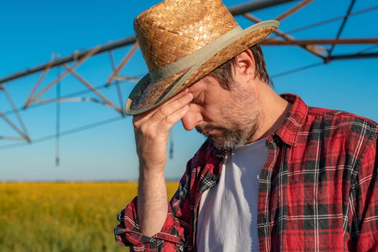 Rolnik stracił ubezpieczenie w KRUS, bo zapomniało terminie dostarczenia zaświadczenia o dochodach. Czy ma szanse je odzyskać?