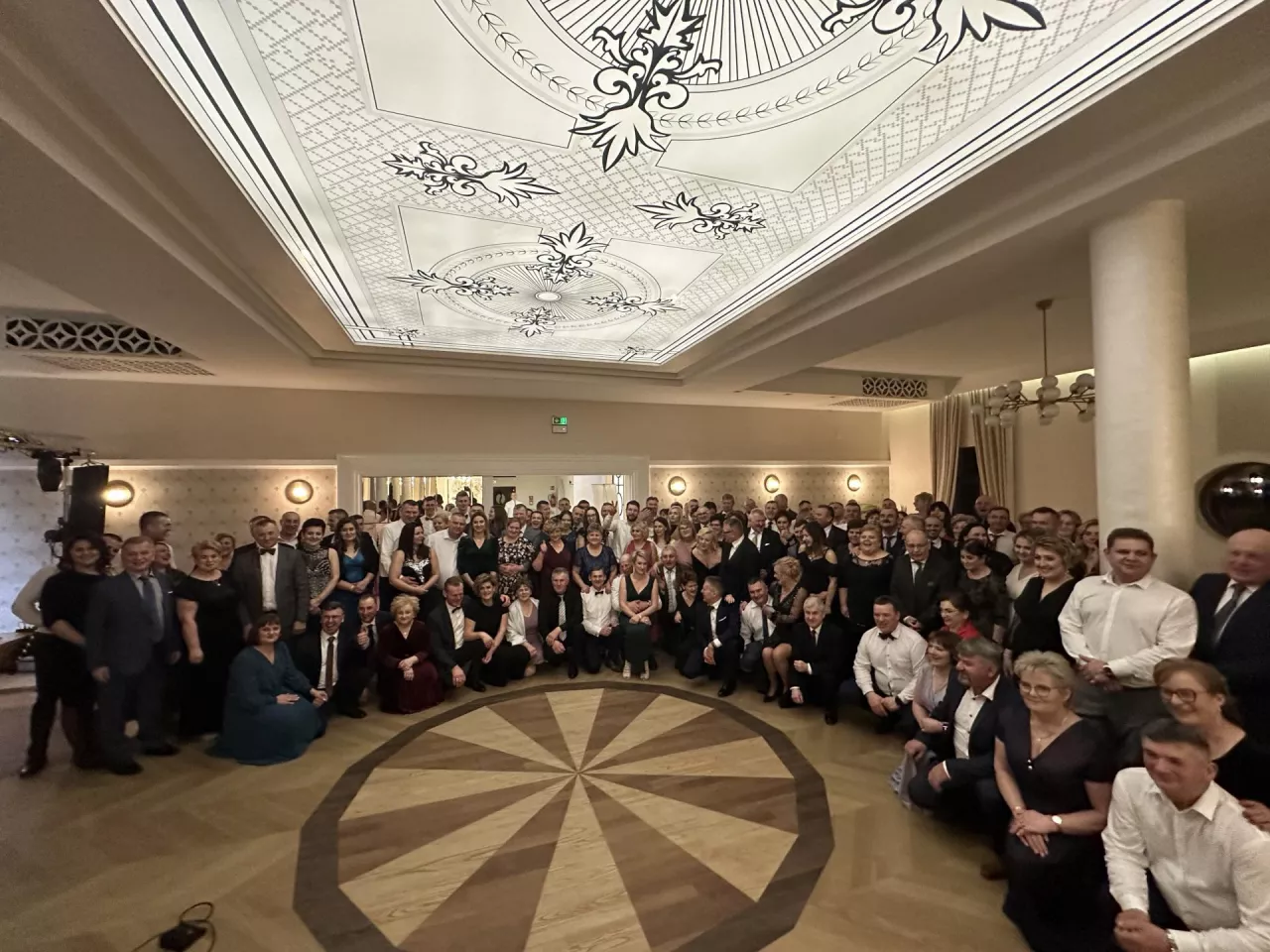 Zbiorowe zdjęcie uczestników balu