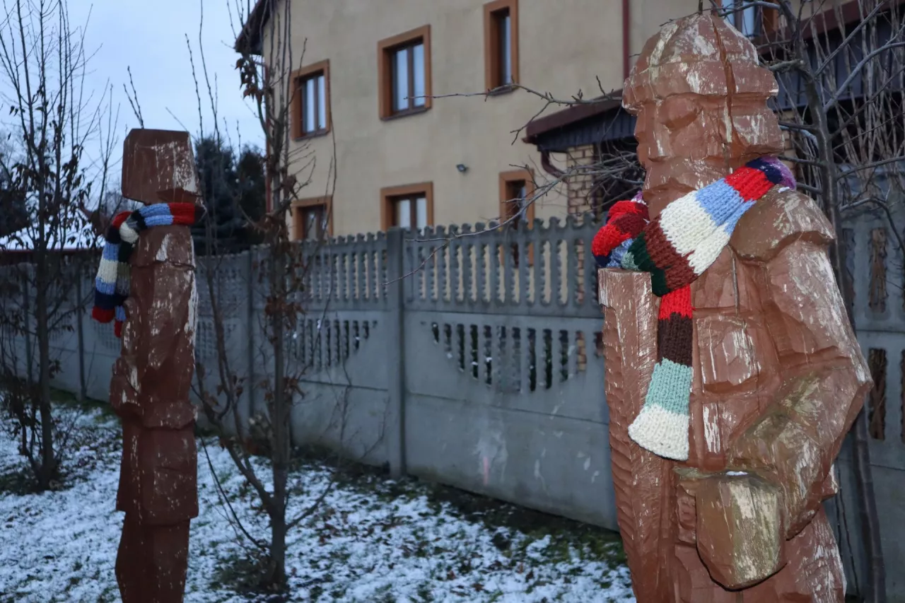 Ktoś w Bystrzejowicach koło Lublina postanowił zadbać o komfort cieplny drewnianych figur.